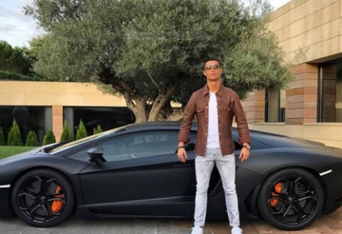 Superautomobilį pristatęs C.Ronaldo pateko į internautų akiratį (FOTO)