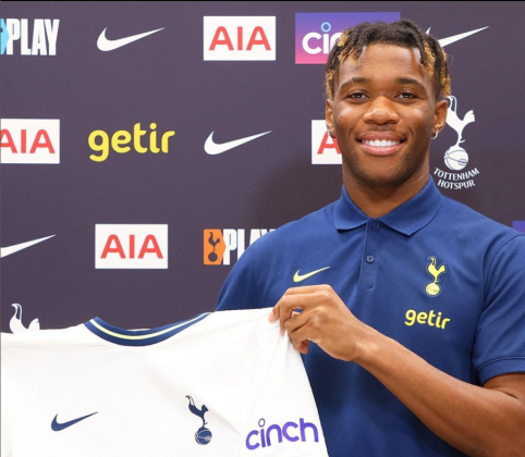 Oficialu: „Tottenham“ sukirto rankomis su jaunu italu