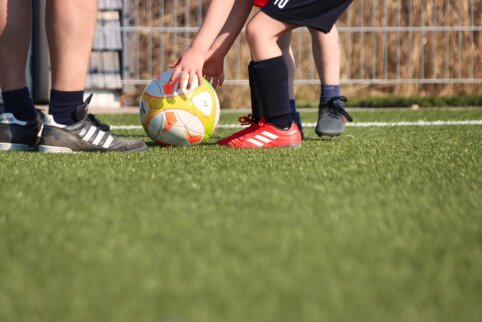 Blauzdų raumenų skausmas po futbolo treniruotės: ką daryti?