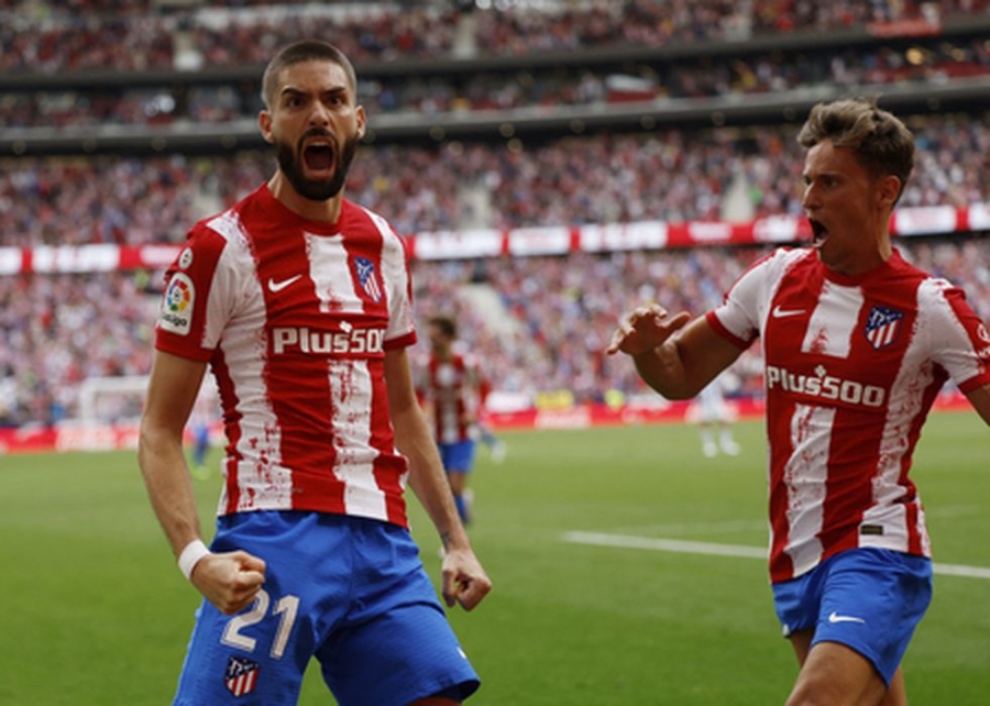 Mažumoje likę „Atletico“ futbolininkai išplėšė pergalę per pridėtą laiką