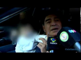 D.Maradona vožė žurnalistui per veidą
